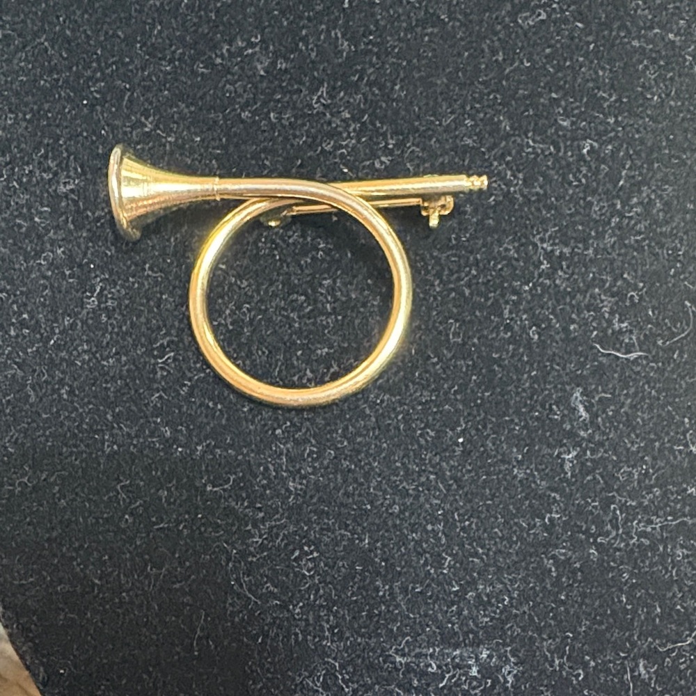 Elegant Gold Trumpet Brooch